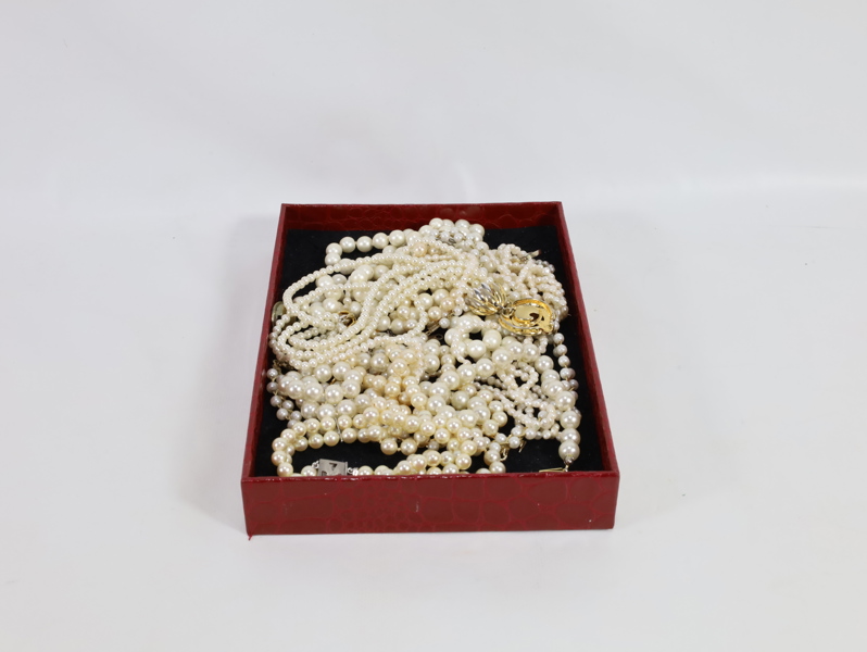 Lott med perlekjeder og armbånd
