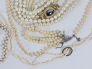 Lott med perlekjeder og armbånd