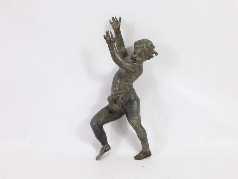 Eldre figur med reprasjoner