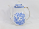Porselens kanne med blått blomstermotiv