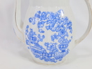 Porselens kanne med blått blomstermotiv