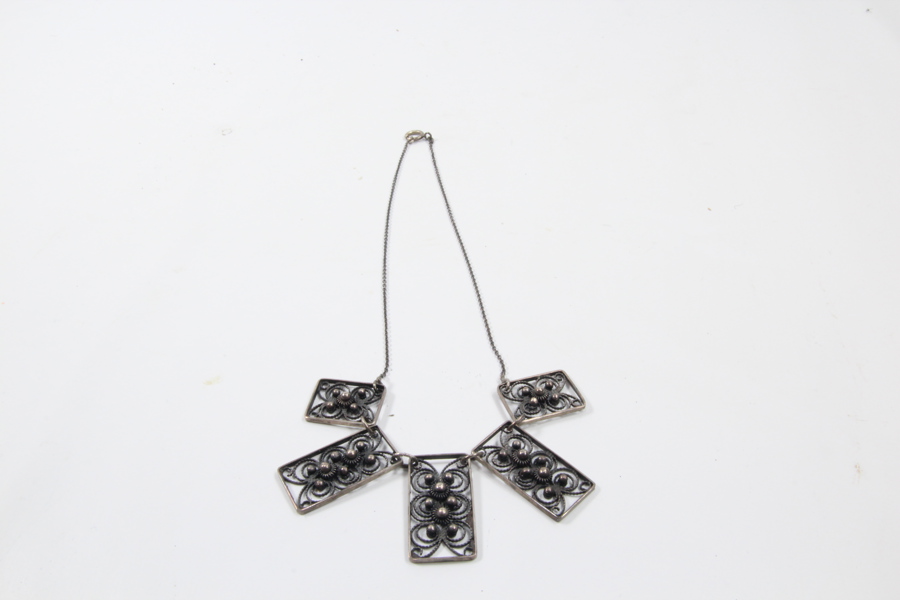 830S hals smykke i filigran arbeide.