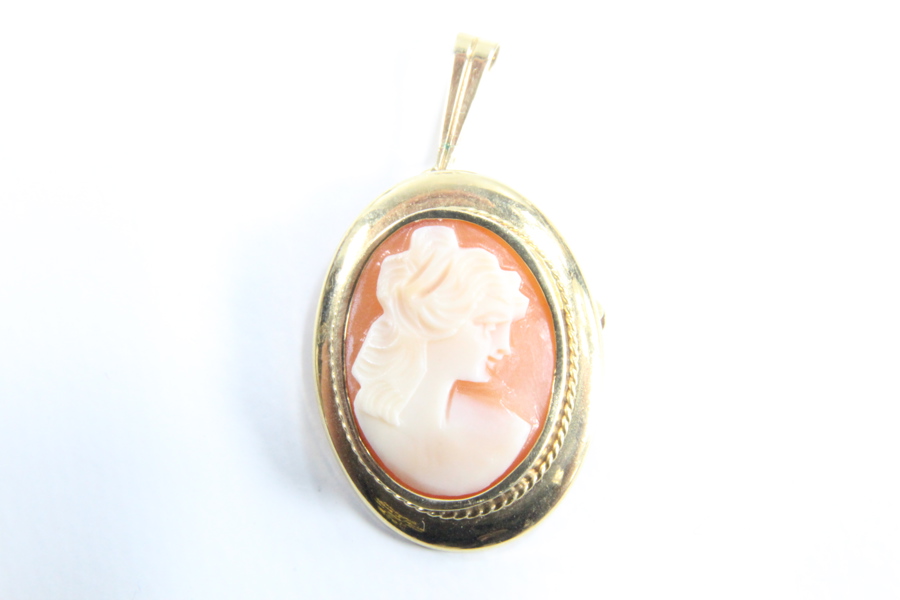 Kame anheng i 14 karat gull.