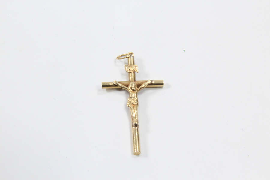 Gammelt kors med jesus figur på.