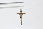 Gammelt kors med jesus figur på.