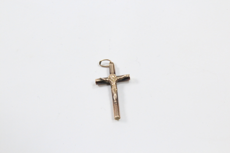 Lite kors med jesus figur på.