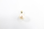 Anheng i 14 karat gull med perle.