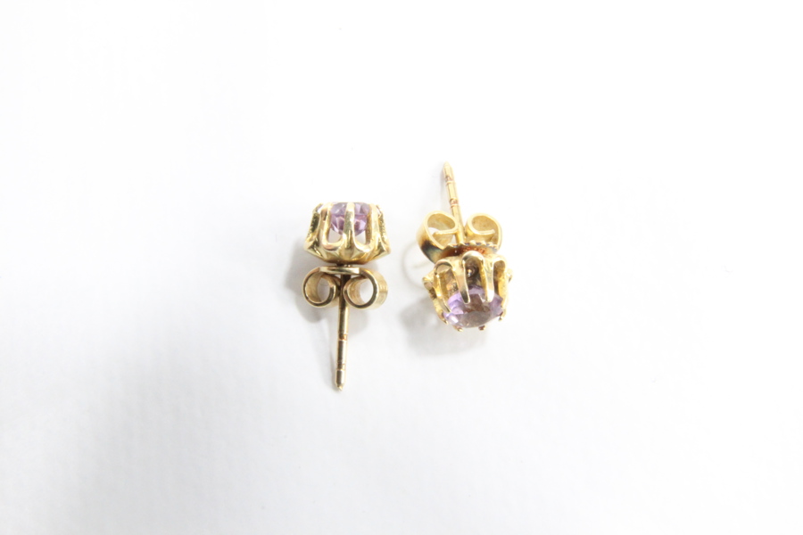 Øre dobber med lilla sten i 14 karat gull.