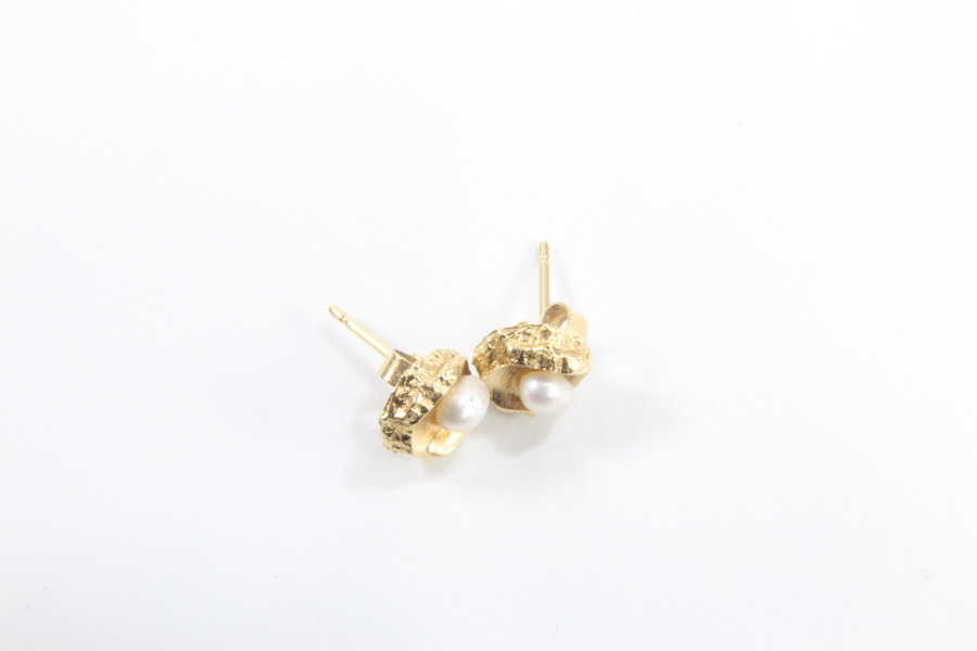 Ørepynt i 14 karat gull med perle.
