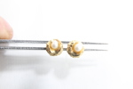Ørepynt i 14 karat gull med perle.