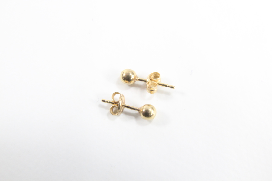 Øredobber i 14 karat gull.