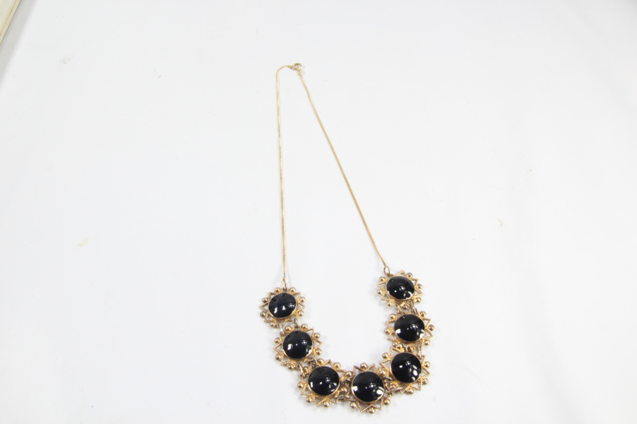 Kjede med emalje og gull.