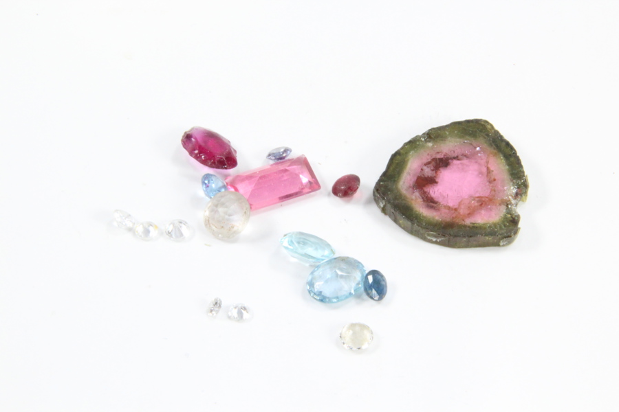 Lott med diverse smykkestener, blandt annet to stykk diamanter.