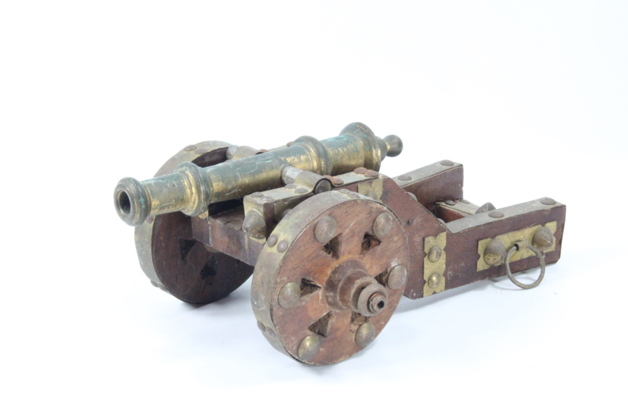 Håndlaget miniatyr kanon med lavett.