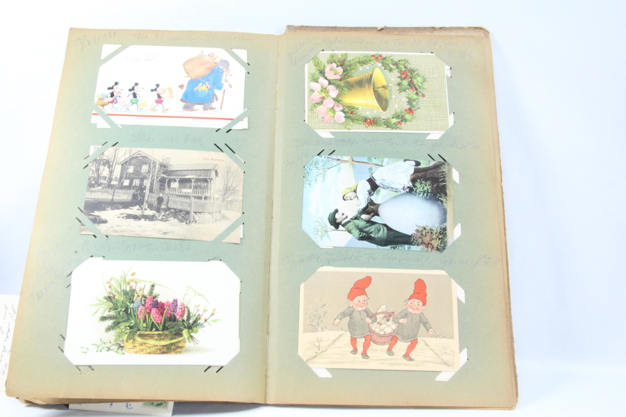 Gammelt album fylt med gamle postkort.