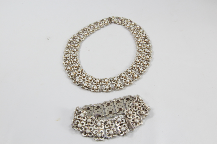 Sølv og emalje sett med armbånd og hals kjede med hvit emalje.