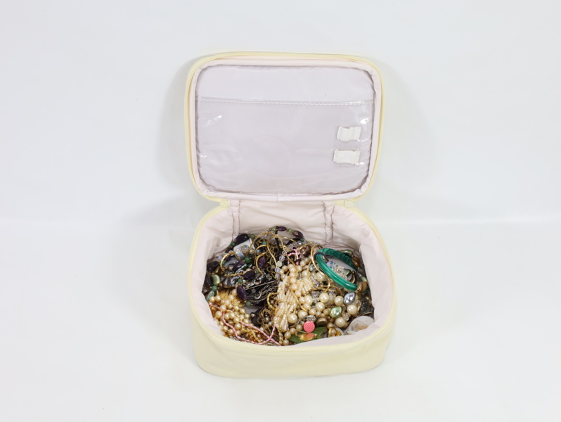 Lott med diverse smykker