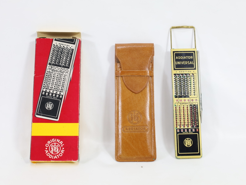 Eldre manuell matematikk-kalkulator