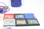 Vintage gameboy color med spill og utstyr.