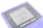 Vintage gameboy color med spill og utstyr.