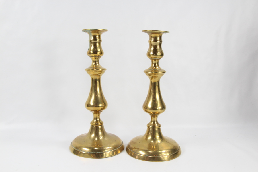 Par aqntikke lysestaker i messing