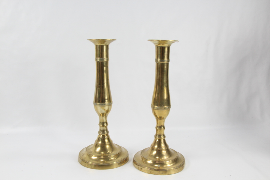 Par antikke messing lysestaker