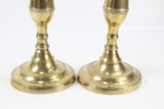 Par antikke messing lysestaker