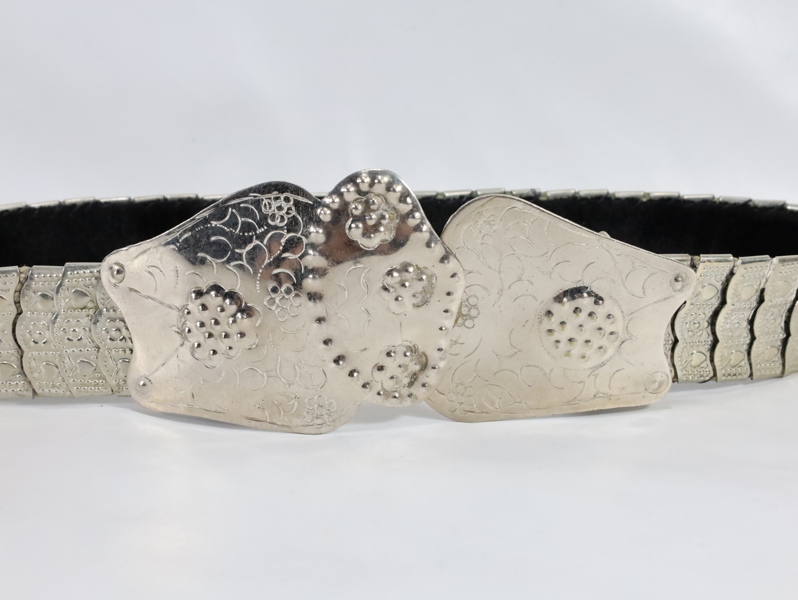 Eldre belte i metall 