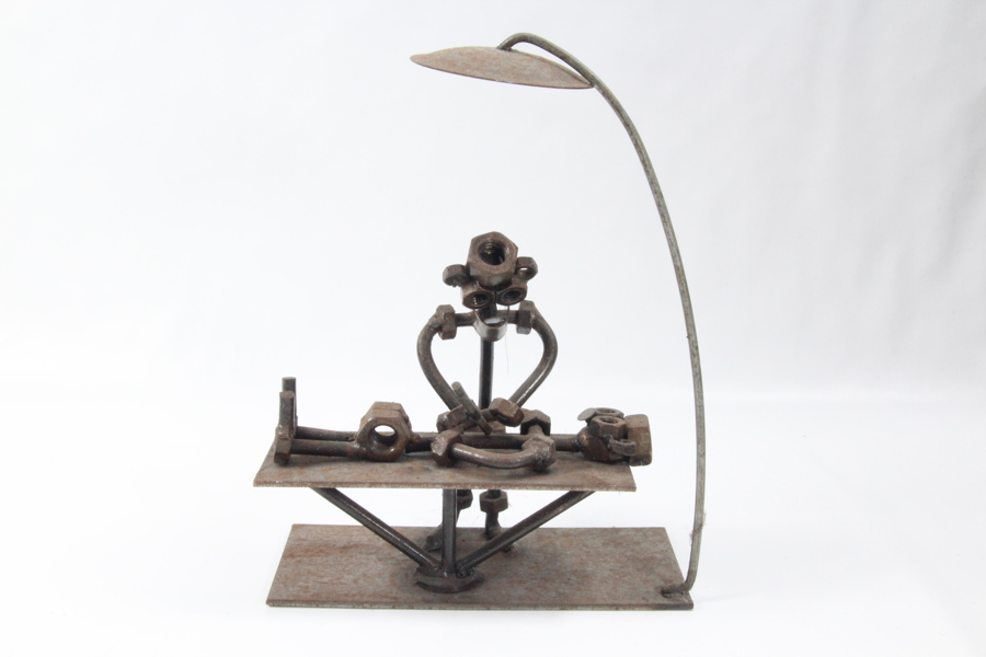 Håndlaget figur i metall.