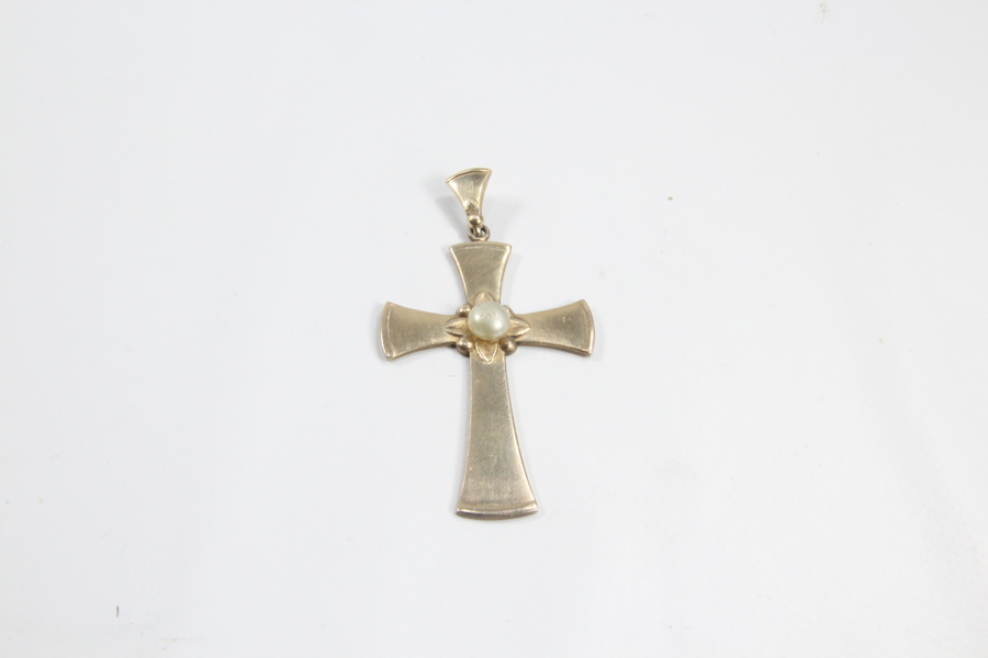 Kors i 830 sølv med perle.