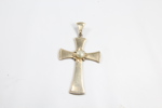 Kors i 830 sølv med perle.