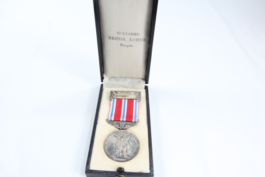 Fortjeneste medalje i sølv fra Brødrene Lohne i Bergen.