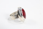 Ring i 925 sølv med rød sten.