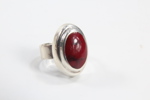 Ring i 925 sølv med rød sten.