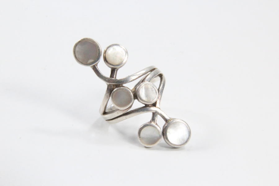 Ring i 925s med hvit perlemor.