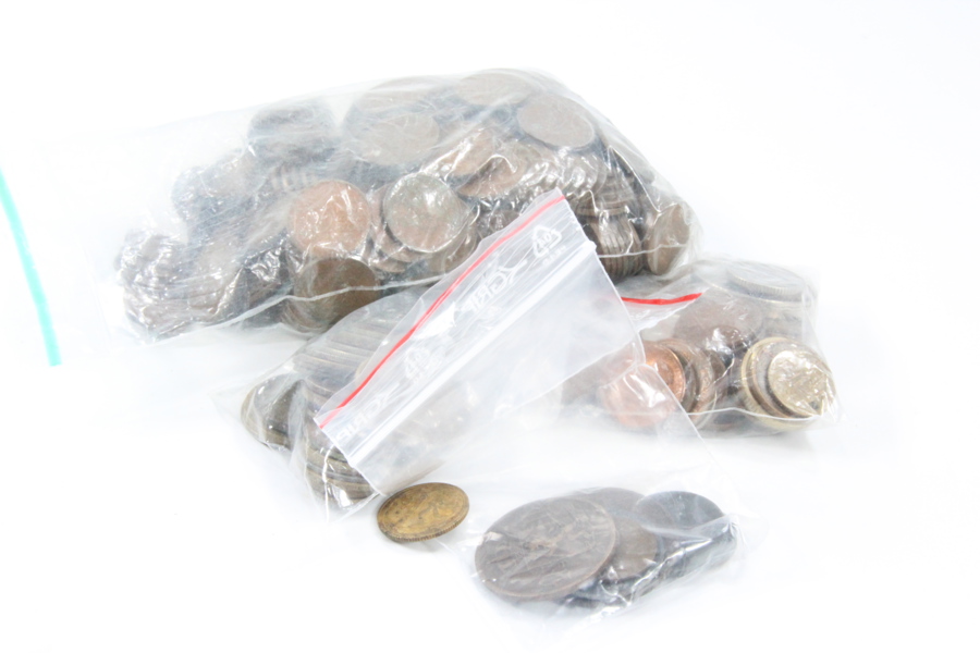 Poser med diverse usortert mynt