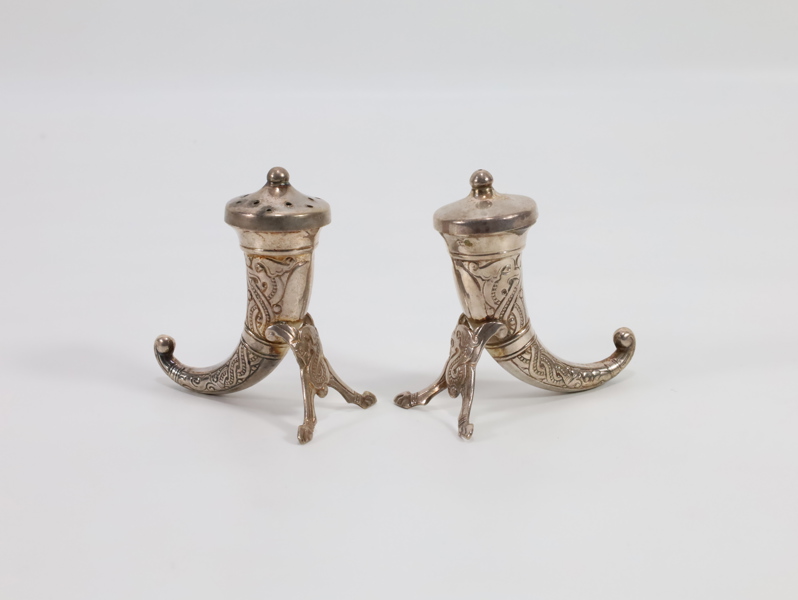 Salt- og pepperbøsser i sølv, hornformet 
