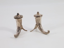 Salt- og pepperbøsser i sølv, hornformet 
