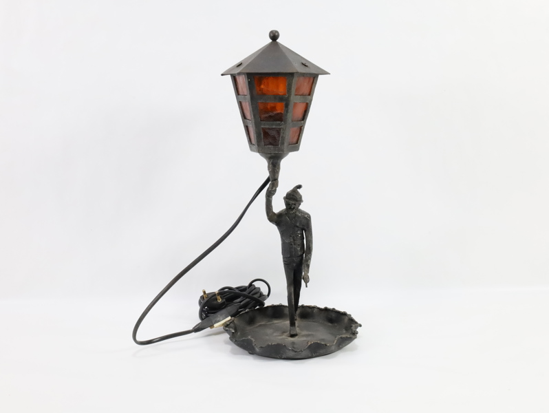 Bergmannslampe fra Skanckesmia, Røros – smijern med ravfargede glass
