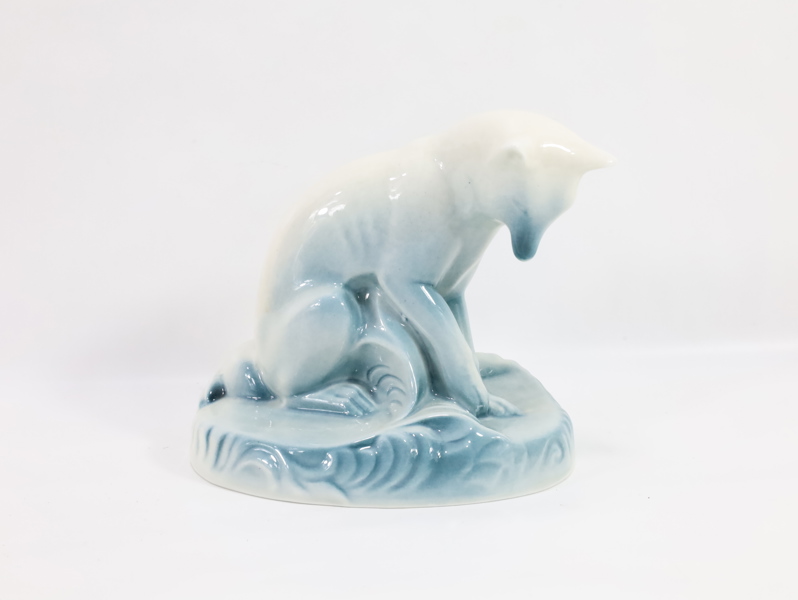 Porselensfigur av hund, blåhvit glasur

