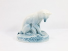 Porselensfigur av hund, blåhvit glasur
