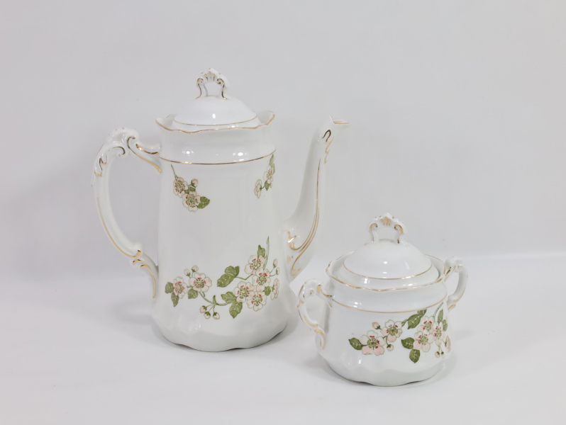Kaffekanne og sukkerskål i porselen med blomsterdekor