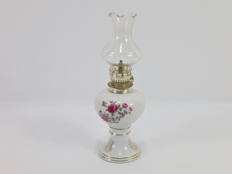 Parafinlampe i porselen med blomsterdekor og glasskuppel

