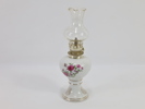 Parafinlampe i porselen med blomsterdekor og glasskuppel
