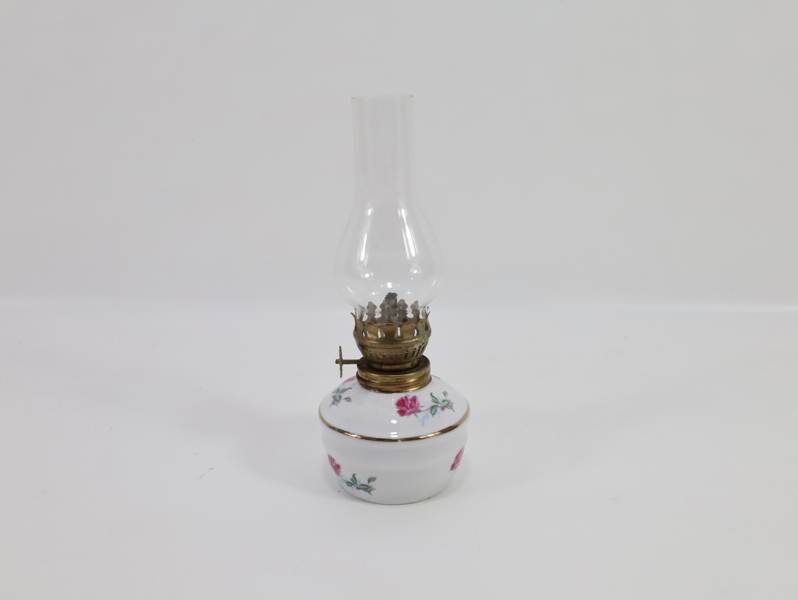 Vintage oljelampe i porselen med blomsterdekor
