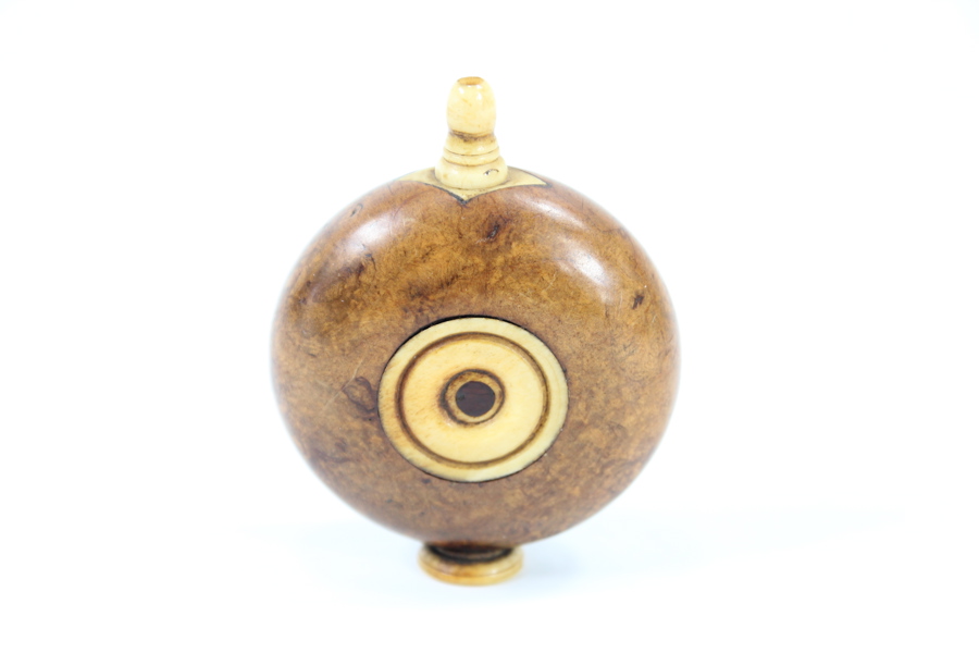 Skandinavisk snusdåse i masurbjørk med beininnlegg, 1800–1900-tall