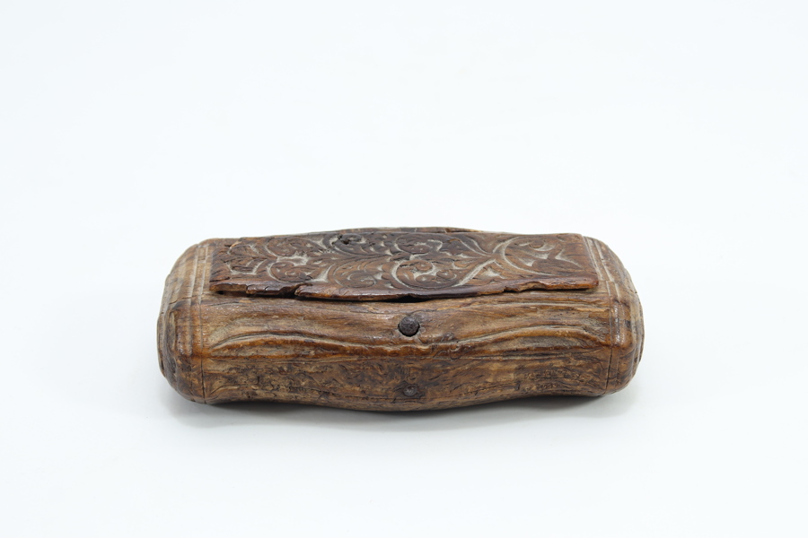 Antikk norsk snusboks i tre, datert 1784
