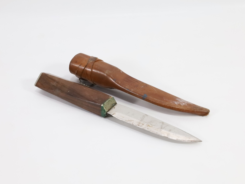 Helle Fabrikker – Norsk brukskniv med lærslire
