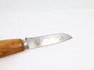 Eldre norsk tollekniv med trehåndtak og dekorert lærslire
