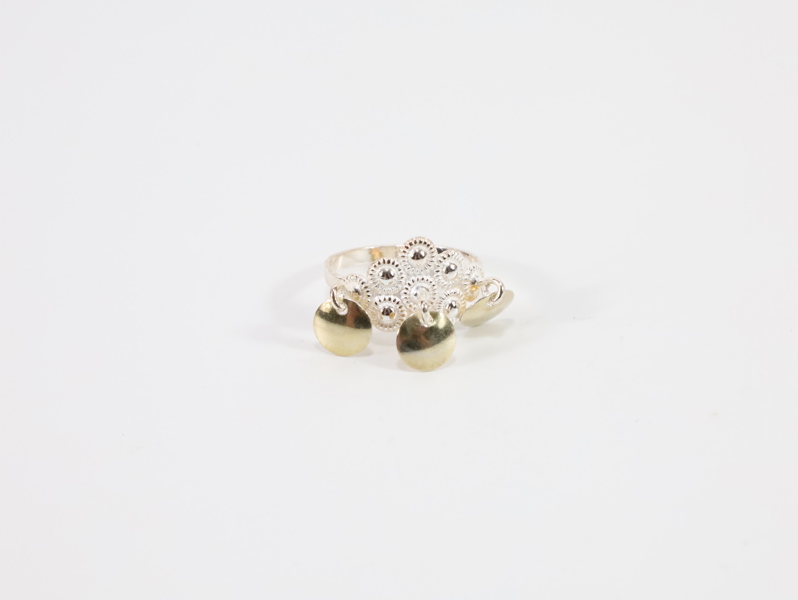 Bunadsring i sølv med løv – tradisjonelt filigransarbeid
